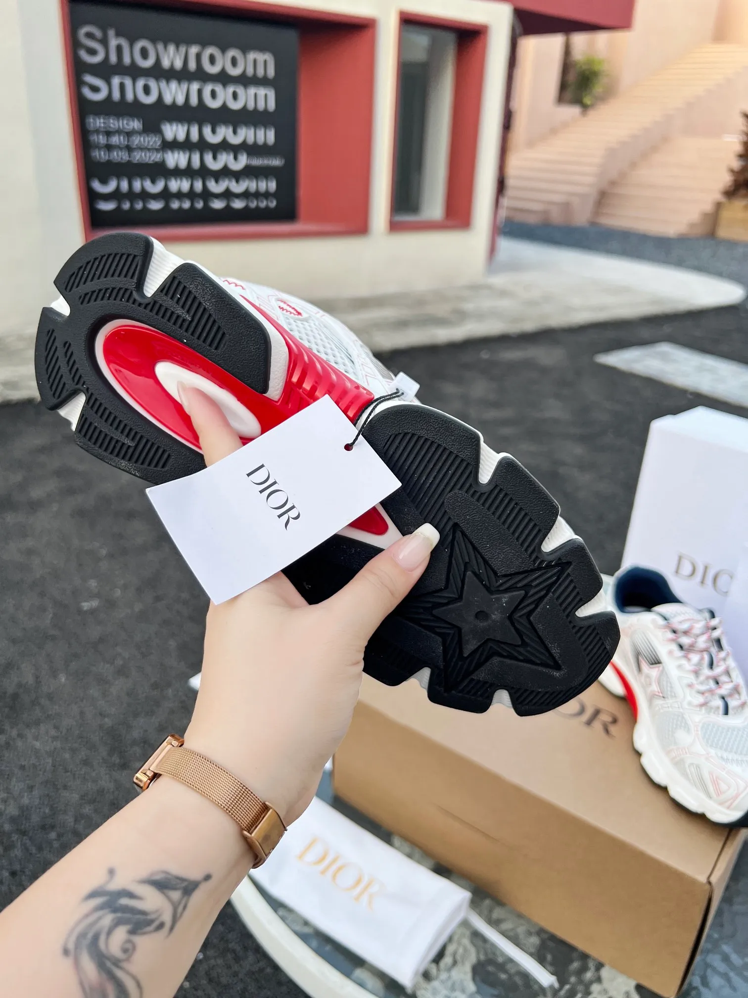 👟👟Ex-factory price 600👟👟 High version couple model🍸 Dior Dior | 2024 ˢˢDilraba, many stars have the same style. L’s 2024 spring and summer new products. The latest popular Chrono series, thick-soled mesh color-blocking running shoes, dad shoes, casual sports shoes series〰 Original purchase, development and production👍🏻This Dior Chrono sneaker is made of white and black mesh fabric with leather effect panels. The CD logo on both sides, the star patch on the tongue and the Dior logo on the heel, many details highlight the style. The two-tone laces, lightweight sole and star embellishment allow for a casual look all year round, complementing a variety of casual or elegant pieces. ♺Upper: Original imported first-layer cowhide + mesh ♺Inner lining: Original customized breathable lining ♺Outsole: Original molded EVA super light and super soft outsole ♺Heel height: 4.5cm ♺Size: Female 35-41 Male 39-45 (Female 40.41 Male 45 customized)